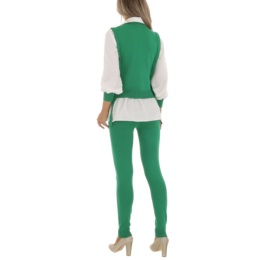 KompletKomplet Emma&Ashley #Emma&AshleyKomplet Emma&Ashley vjen me një model vërtet të veçant. Pantallona të gjata dhe bluzë/këmishë. Komod falë materialit me cilësi te lartë.