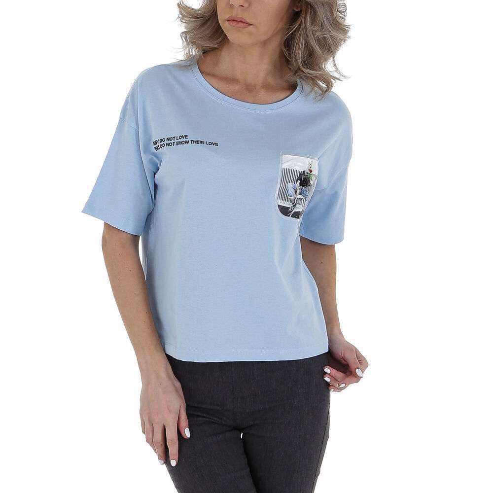 T-shirtT-Shirt Glo StoryGlo StoryT-Shirt Glo Story vjen me një model vërtet të veçant. Një ngjyrëshe (bojëqielli) dhe me xhep te vogel ne kraharor. Stampim mbi xhep. Komod falë materialit me cilësi