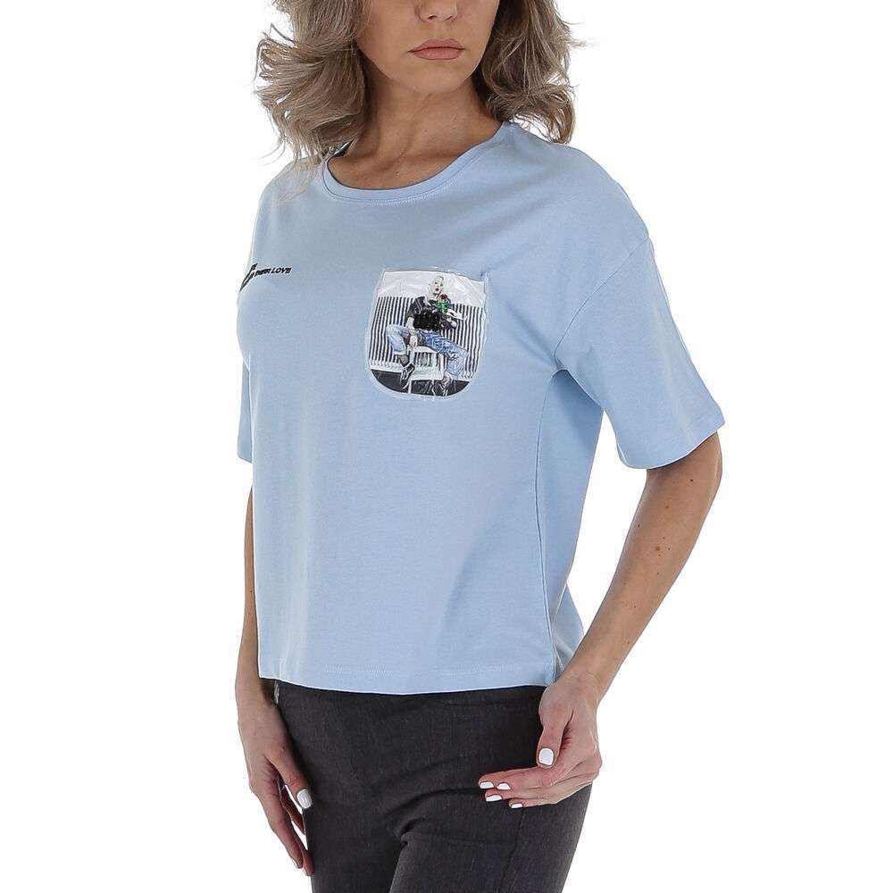 T-shirtT-Shirt Glo StoryGlo StoryT-Shirt Glo Story vjen me një model vërtet të veçant. Një ngjyrëshe (bojëqielli) dhe me xhep te vogel ne kraharor. Stampim mbi xhep. Komod falë materialit me cilësi