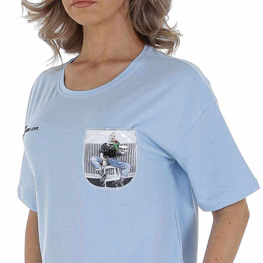 T-shirtT-Shirt Glo StoryGlo StoryT-Shirt Glo Story vjen me një model vërtet të veçant. Një ngjyrëshe (bojëqielli) dhe me xhep te vogel ne kraharor. Stampim mbi xhep. Komod falë materialit me cilësi