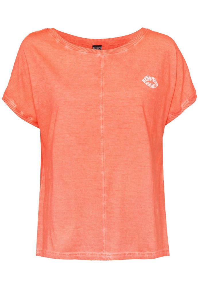 T-shirtT-Shirt Mister LadyMister Lady T-Shirt Mister Lady vjen me një model vërtet të veçant. Neon kajsi dhe stampim anësore në forme buzë me shkrim LAT'S GET TOGETHER. Komod falë materialit me cilësi t