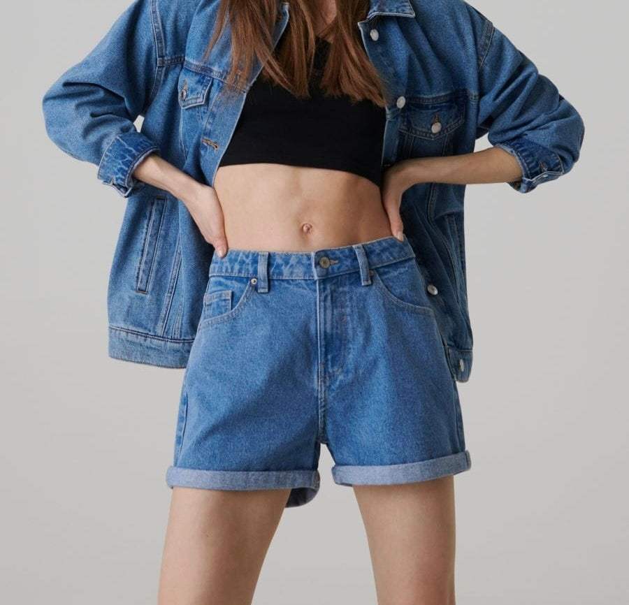 Jeans ShortsJeans të shkurta SinsaySinsayJeans të shkurta Sinsay vijnë me një model vërtet të veçant. Të shkurtra jeans, me përthyerje posht dhe bel të gjatë. Komod falë materialit me cilësi te lartë.