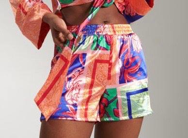 Satin shortsPantallona të shkurta SinsaySinsayPantallona Sinsay vijnë me një model vërtet të veçant. Material Satin dhe me figura shumëngjyrëshe. Komod falë materialit me cilësi te lartë.