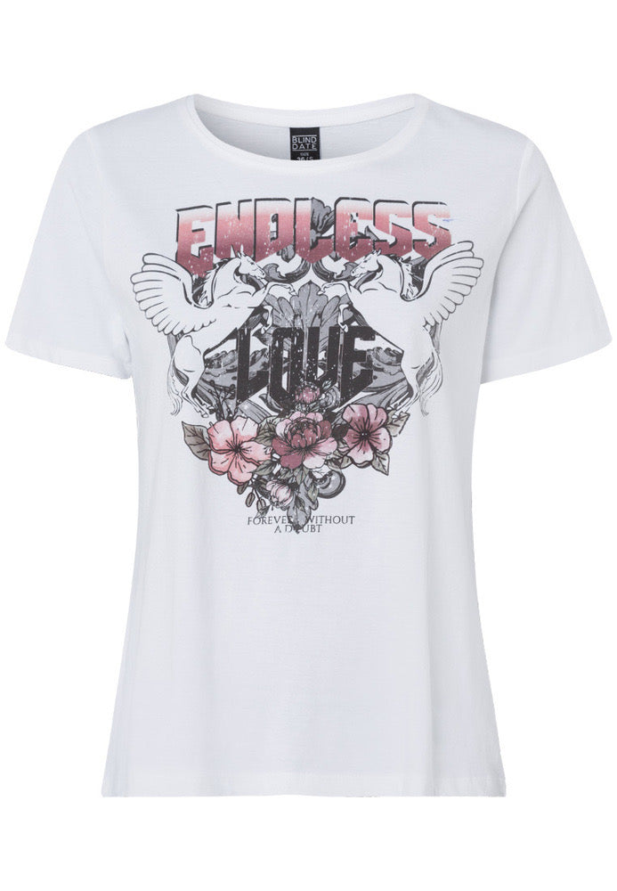T-shirtT-Shirt Mister LadyMister LadyT-Shirt Mister Lady vjen me një model vërtet të veçant. E bardhë dhe shkrim ENDLESS. Komod falë materialit me cilësi te lartë.