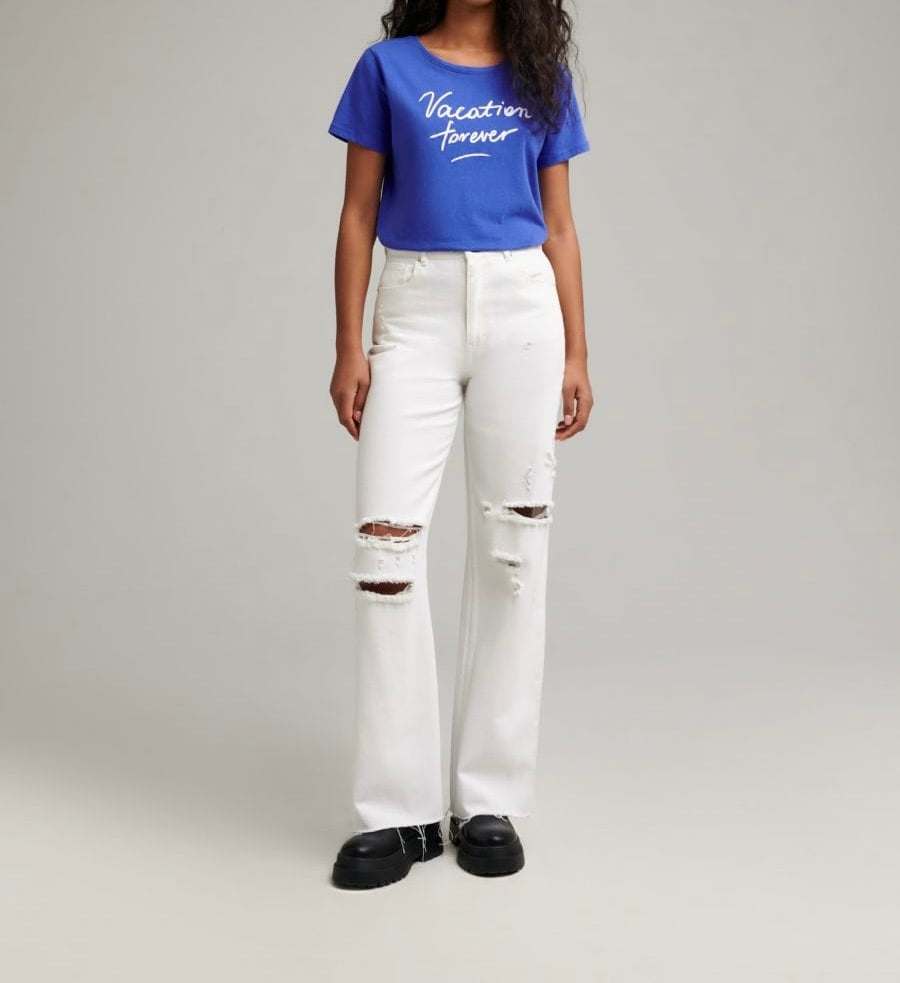 T-shirtT-Shirt SinsaySinsayT-Shirt Sinsay vjen me një model vërtet të veçant. Qafë të rrumbullakët, krahë të shkurtër me print dekorativ. Komod falë materialit me cilësi te lartë.
