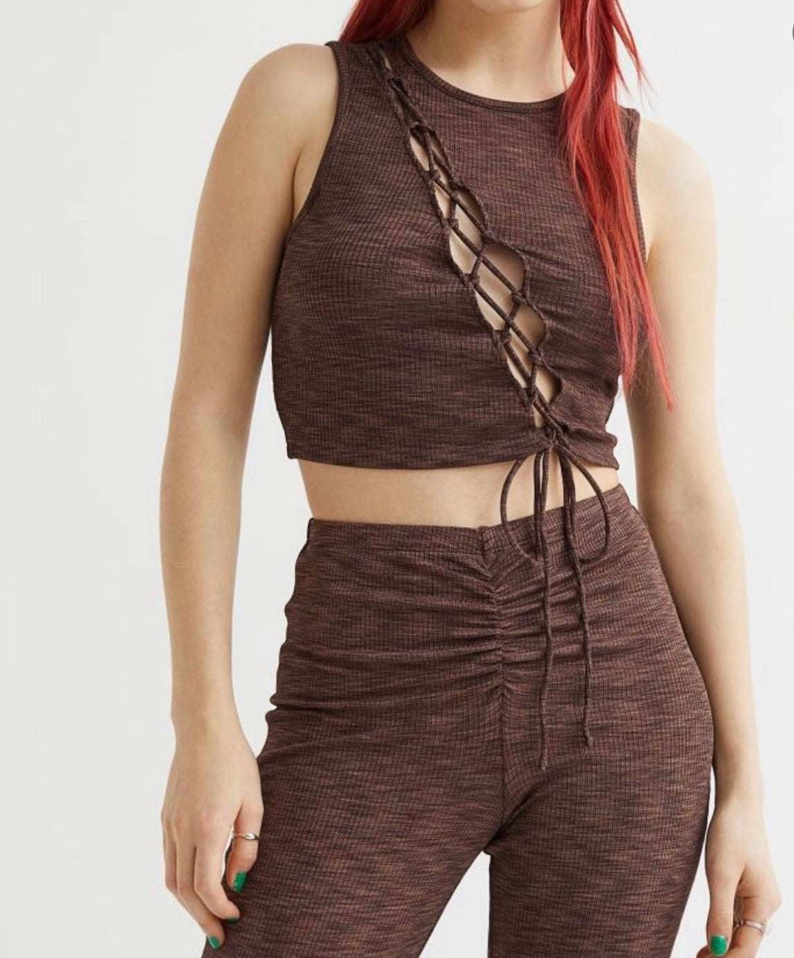 Kanatiere TopKanatiere e shkurtër H&MH&MKanatiere e shkurtër H&M vjen me një model vërtet të veçant. Me riga, prerje përpara dhe lidhje me rrip dekorues. Komod falë materialit me cilësi te lartë.