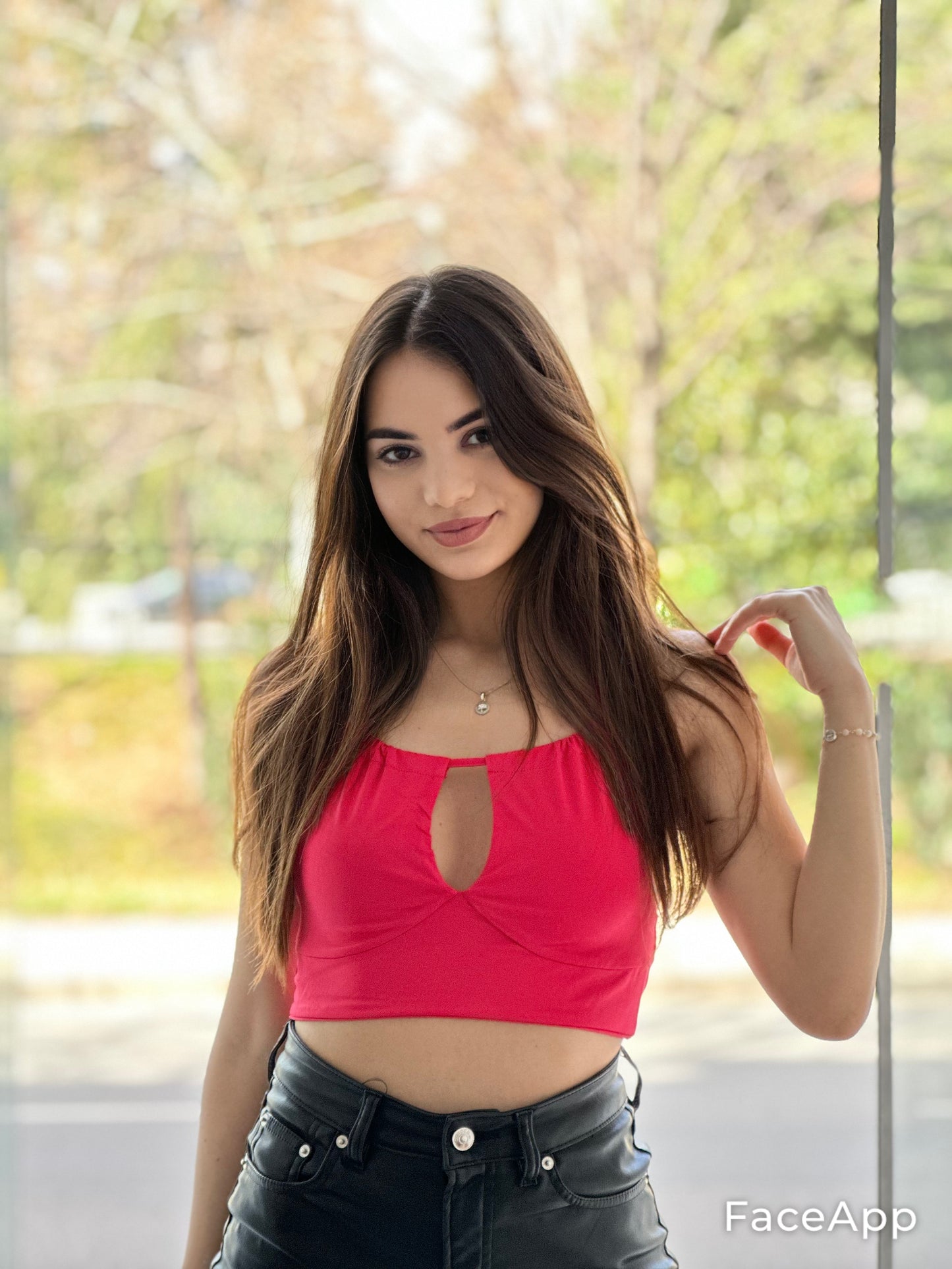 crop topCrop Top SinsaySinsayCrop Top Sinsay orfron elegance dhe ndërkohë komoditet. Me një lidhëse të sipërme dhe hapje joshëse në mes të kraharorit.