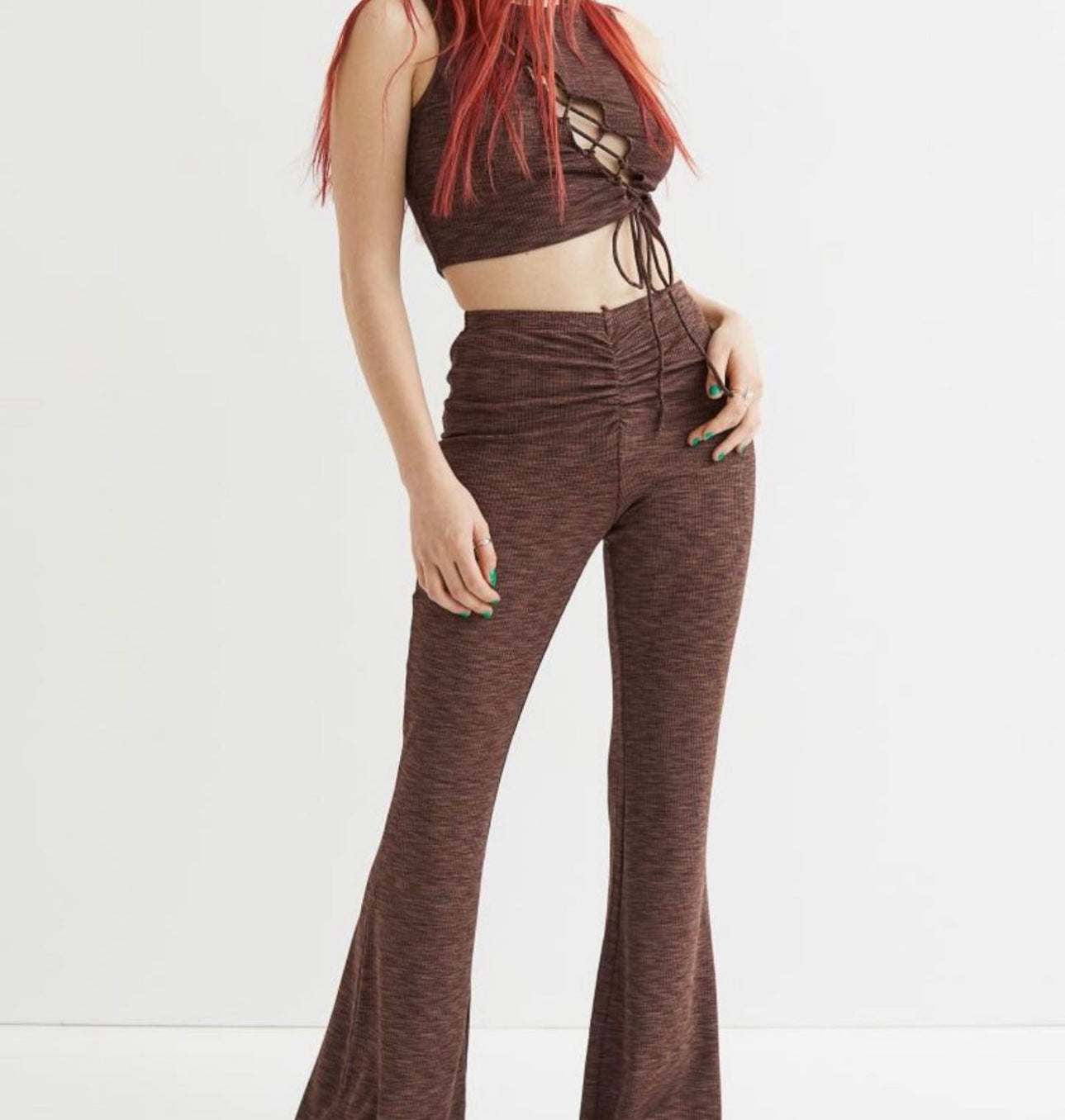 Kanatiere TopKanatiere e shkurtër H&MH&MKanatiere e shkurtër H&M vjen me një model vërtet të veçant. Me riga, prerje përpara dhe lidhje me rrip dekorues. Komod falë materialit me cilësi te lartë.
