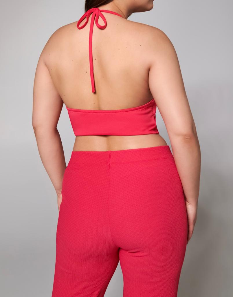 crop topCrop Top SinsaySinsayCrop Top Sinsay orfron elegance dhe ndërkohë komoditet. Me një lidhëse të sipërme dhe hapje joshëse në mes të kraharorit.