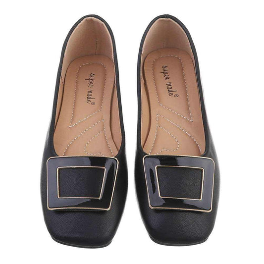 KepuceKëpucë Super Made #Super MadeKëpucë Super Made vijnë me një model vërtet të veçant. Të sheshta me toka dhe prerje kuadrate përpara. Komode falë materialit me cilësi te lartë.