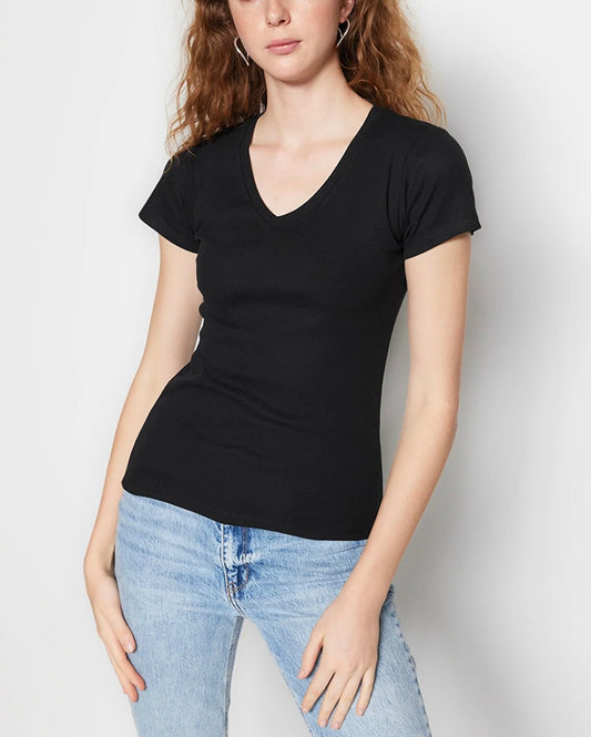 T-shirtT-Shirt TrendyolTrendyolT-Shirt Trendyol vjen me një model vërtet të veçant. Një ngjyrëshe (e zezë) dhe me prerje të thjeshtë. Komod falë materialit me cilësi te lartë.