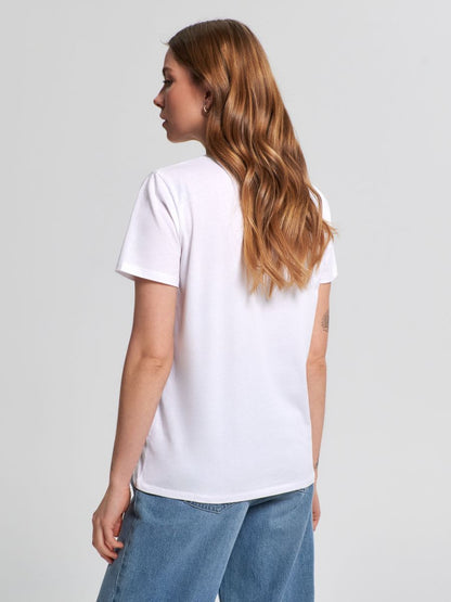 T-shirtT-Shirt SinsaySinsayT-Shirt Sinsay vjen me një model vërtet të veçant. Një ngjyrëshe (e Bardhë) dhe me figure Fridom infinity e stampuar. Komod falë materialit me cilësi te lartë.