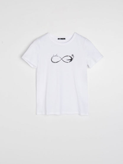 T-shirtT-Shirt SinsaySinsayT-Shirt Sinsay vjen me një model vërtet të veçant. Një ngjyrëshe (e Bardhë) dhe me figure Fridom infinity e stampuar. Komod falë materialit me cilësi te lartë.