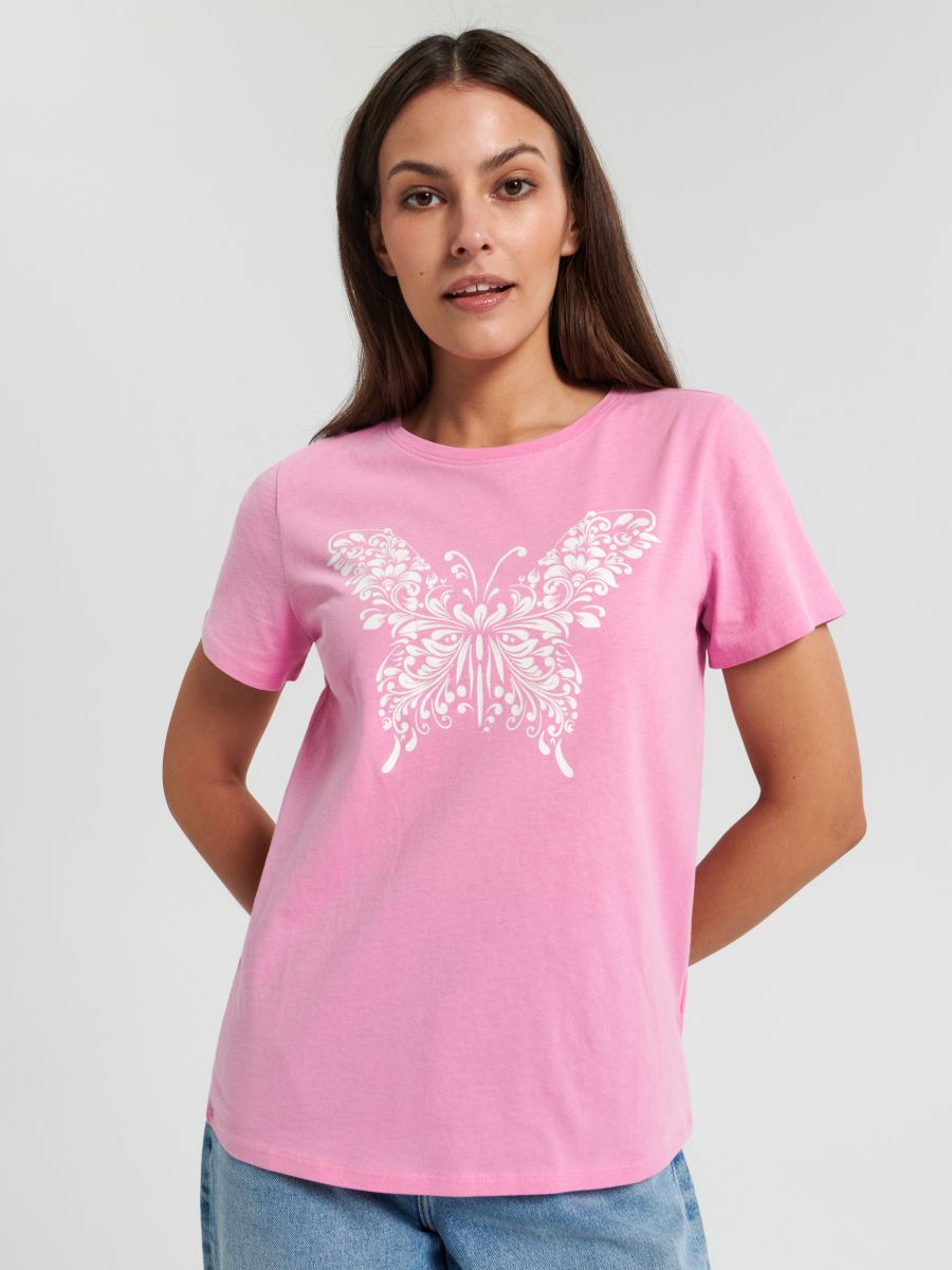 T-shirtT-Shirt SinsaySinsayT-Shirt Sinsay vjen me një model vërtet të veçant. Një ngjyrëshe (rozë) dhe me figure Flutur e stampuar. Komod falë materialit me cilësi te lartë.