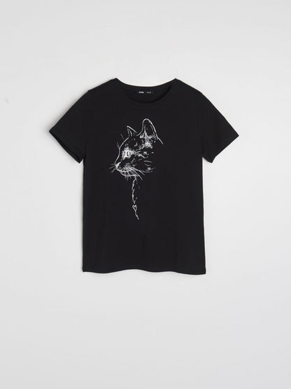 T-shirtT-Shirt SinsaySinsayT-Shirt Sinsay vjen me një model vërtet të veçant. Një ngjyrëshe (e zezë) dhe me figure Mace e stampuar. Komod falë materialit me cilësi te lartë.