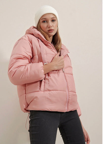 XhupXhup Puffer Trendyol #TrendyolXhup Puffer Trendyol vjen me një model vërtet të veçant. Me zinxhir në mbyllje dhe kapuç të gjerë. Dy xhepa të fshehur anash dhe gjatësi mbi vithet. Komod falë mater