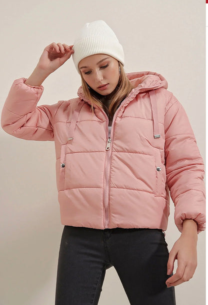 XhupXhup Puffer Trendyol #TrendyolXhup Puffer Trendyol vjen me një model vërtet të veçant. Me zinxhir në mbyllje dhe kapuç të gjerë. Dy xhepa të fshehur anash dhe gjatësi mbi vithet. Komod falë mater