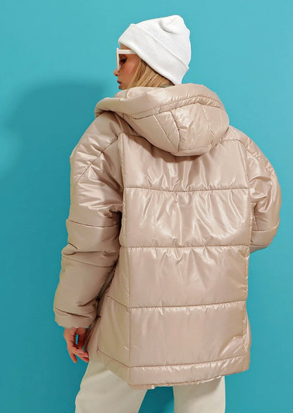 XhupXhup Puffer Trendyol #TrendyolXhup Puffer Trendyol vjen me një model vërtet të veçant. Me zinxhir në mbyllje dhe kapuç të gjerë. Dy xhepa katror anash dhe gjatësi deri te vithet. Komod falë mater