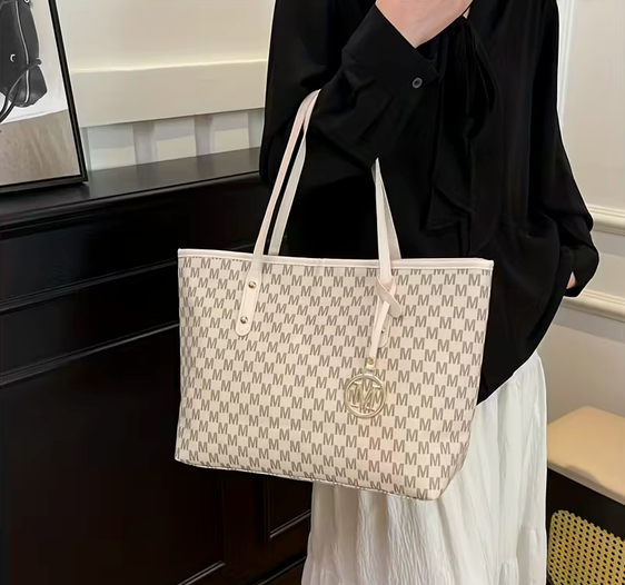 Çantë Tote me Pattern “M” – PU Leather Antonela's Flavours