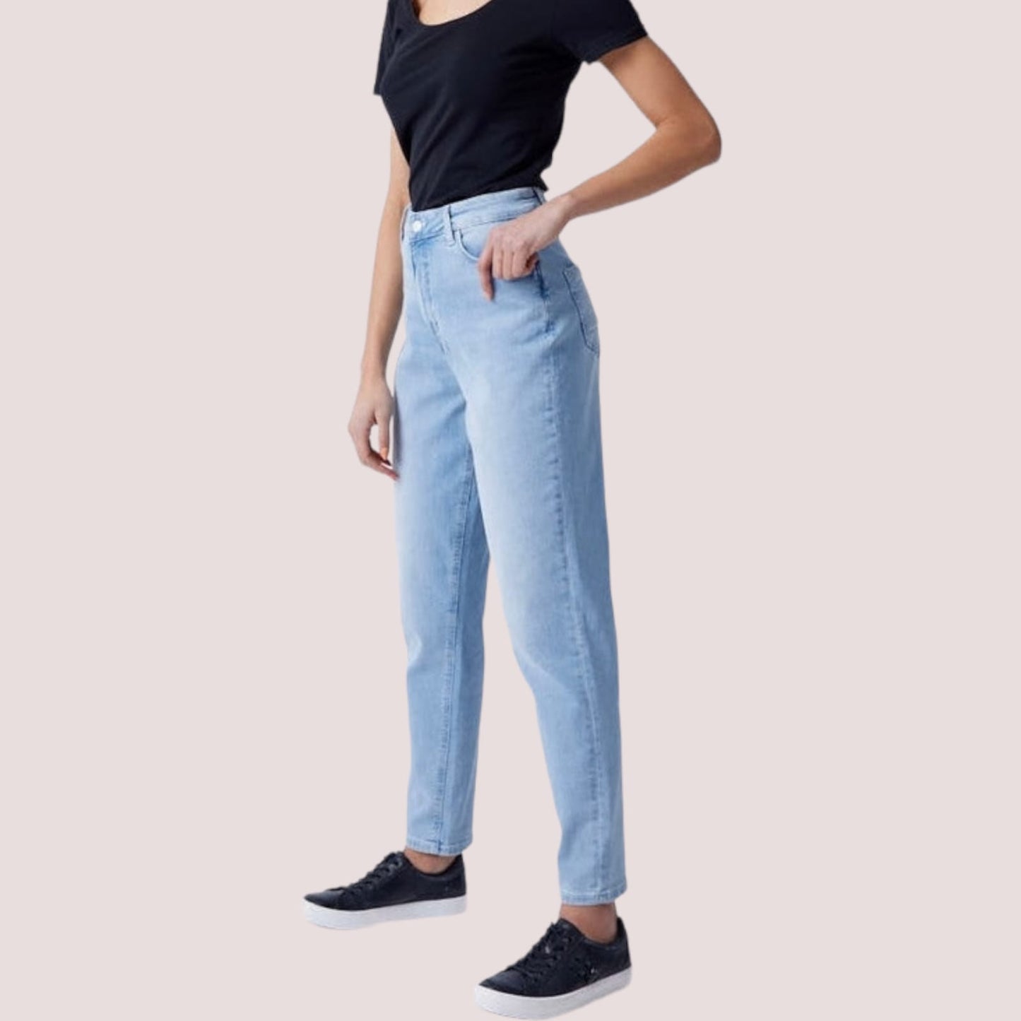 JeansJeans mom Mister Lady #Mister LadyJeans mom Mister Lady vijnë me një model vërtet të veçant. Me bel te gjate, me dy xhepa perpara dhe dy xhepa mbrapa. Gjatesia deri te kavilia. Komod falë materialit 