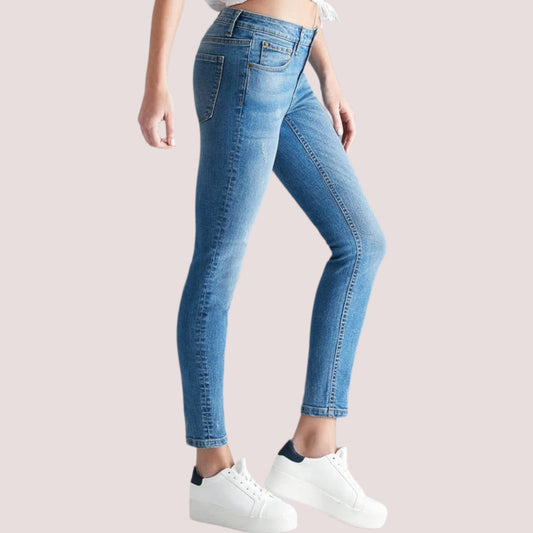 Jeans LeggingsJeans Strec Ankle #AnkleJeans Strec Ankle vjen me një model vërtet të veçant. Të ngushta pas këmbës një të çarë mbresëlënëse në skajin e pantallonave. Komod falë materialit me cilësi te lar