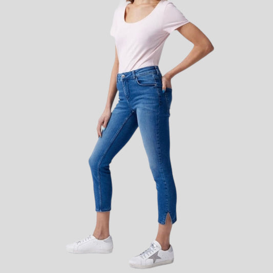 Jeans LeggingsJeans Strec Ankle #AnkleJeans Strec Ankle vjen me një model vërtet të veçant. Të ngushta pas këmbës një të çarë mbresëlënëse në skajin e pantallonave. Komod falë materialit me cilësi te lar