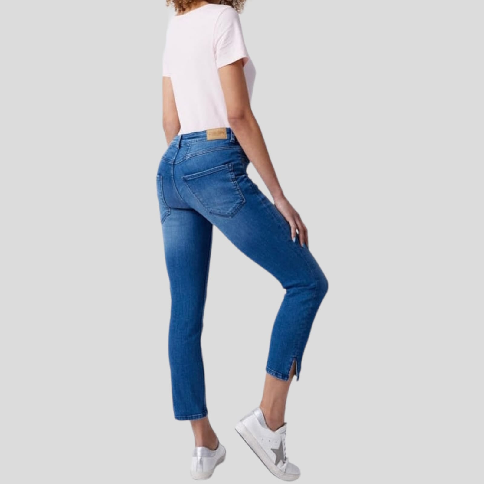 Jeans LeggingsJeans Strec Ankle #AnkleJeans Strec Ankle vjen me një model vërtet të veçant. Të ngushta pas këmbës një të çarë mbresëlënëse në skajin e pantallonave. Komod falë materialit me cilësi te lar