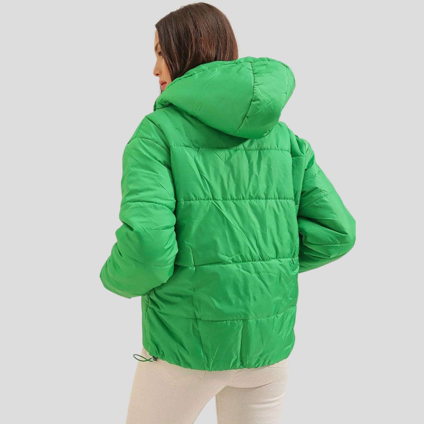 XhupXhup Puffer Trendyol #TrendyolXhup Puffer Trendyol vjen me një model vërtet të veçant. Me zinxhir në mbyllje dhe kapuç të gjerë. Dy xhepa të fshehur anash dhe gjatësi mbi vithet. Komod falë mater