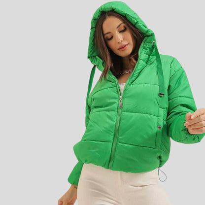 XhupXhup Puffer Trendyol #TrendyolXhup Puffer Trendyol vjen me një model vërtet të veçant. Me zinxhir në mbyllje dhe kapuç të gjerë. Dy xhepa të fshehur anash dhe gjatësi mbi vithet. Komod falë mater