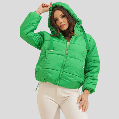 XhupXhup Puffer Trendyol #TrendyolXhup Puffer Trendyol vjen me një model vërtet të veçant. Me zinxhir në mbyllje dhe kapuç të gjerë. Dy xhepa të fshehur anash dhe gjatësi mbi vithet. Komod falë mater