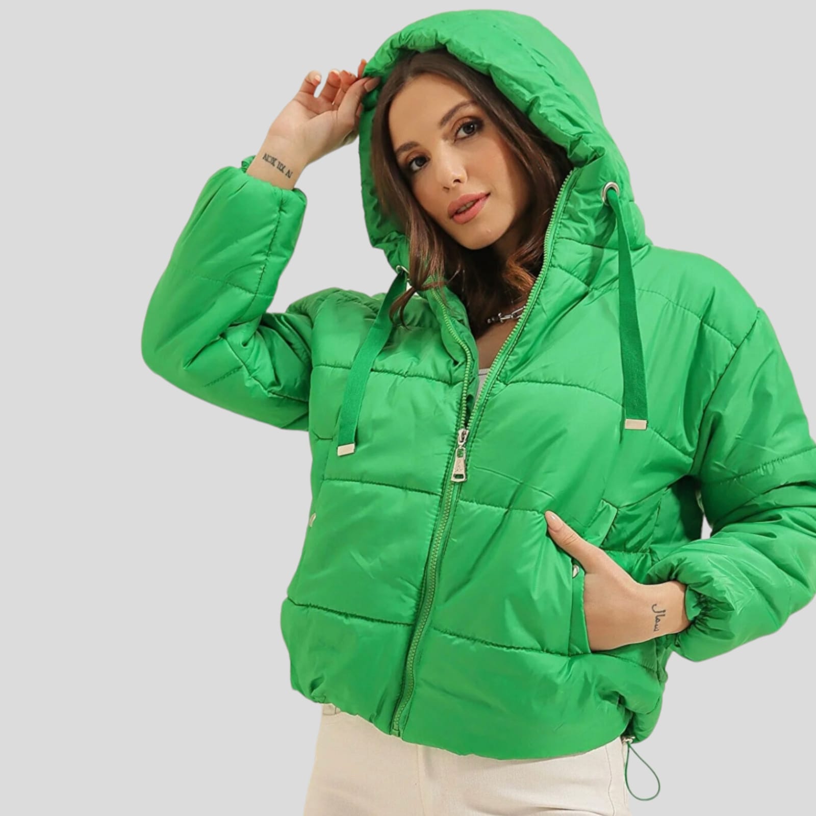 XhupXhup Puffer Trendyol #TrendyolXhup Puffer Trendyol vjen me një model vërtet të veçant. Me zinxhir në mbyllje dhe kapuç të gjerë. Dy xhepa të fshehur anash dhe gjatësi mbi vithet. Komod falë mater