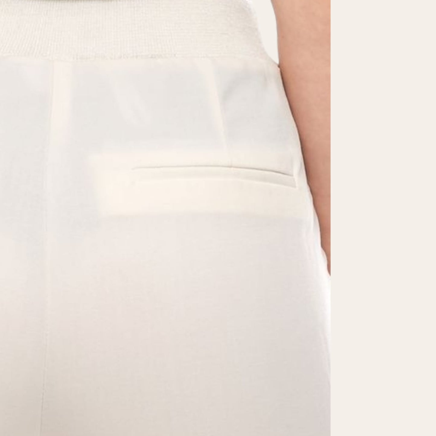 PantallonaPantallona Laura Scott #AnistonPantallona Laura Scott vjen me një model vërtet të veçant. Të lirshme, me rrip beli dhe buzë të kthyera në këmbën e pantallonave. Xhepa anash dhe dekorativ me tuba n