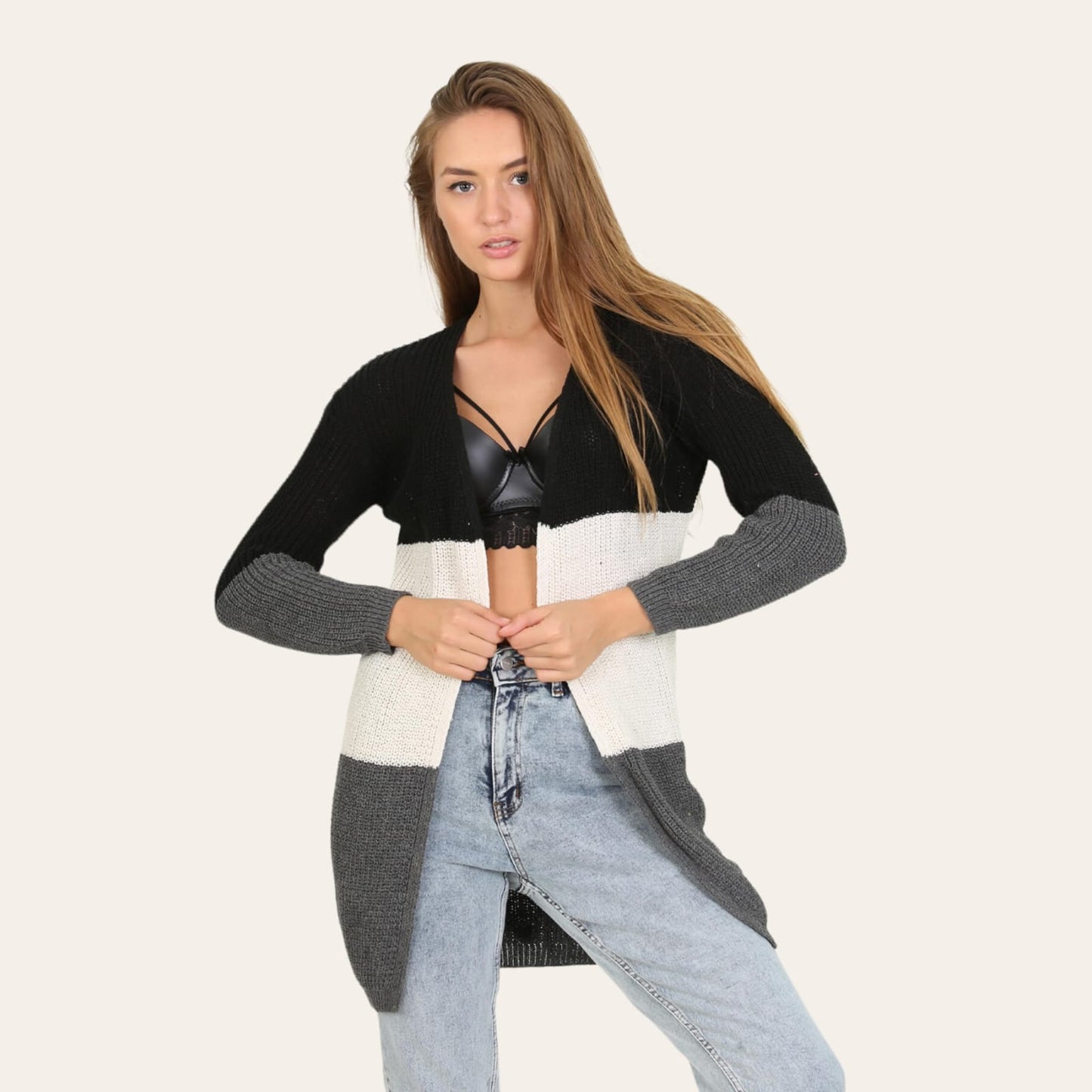 Xhaket (Blaser)Xhaketë e Trikotuar Lonca #LoncaXhaketë e Trikotuar Lonca vjen e hapur dhe pa mbyllje përpara. E përshtatëshme per të gjitha masat e trupit dhe me vija horizontale e ndare në ngjyra të ndryshme. 
 