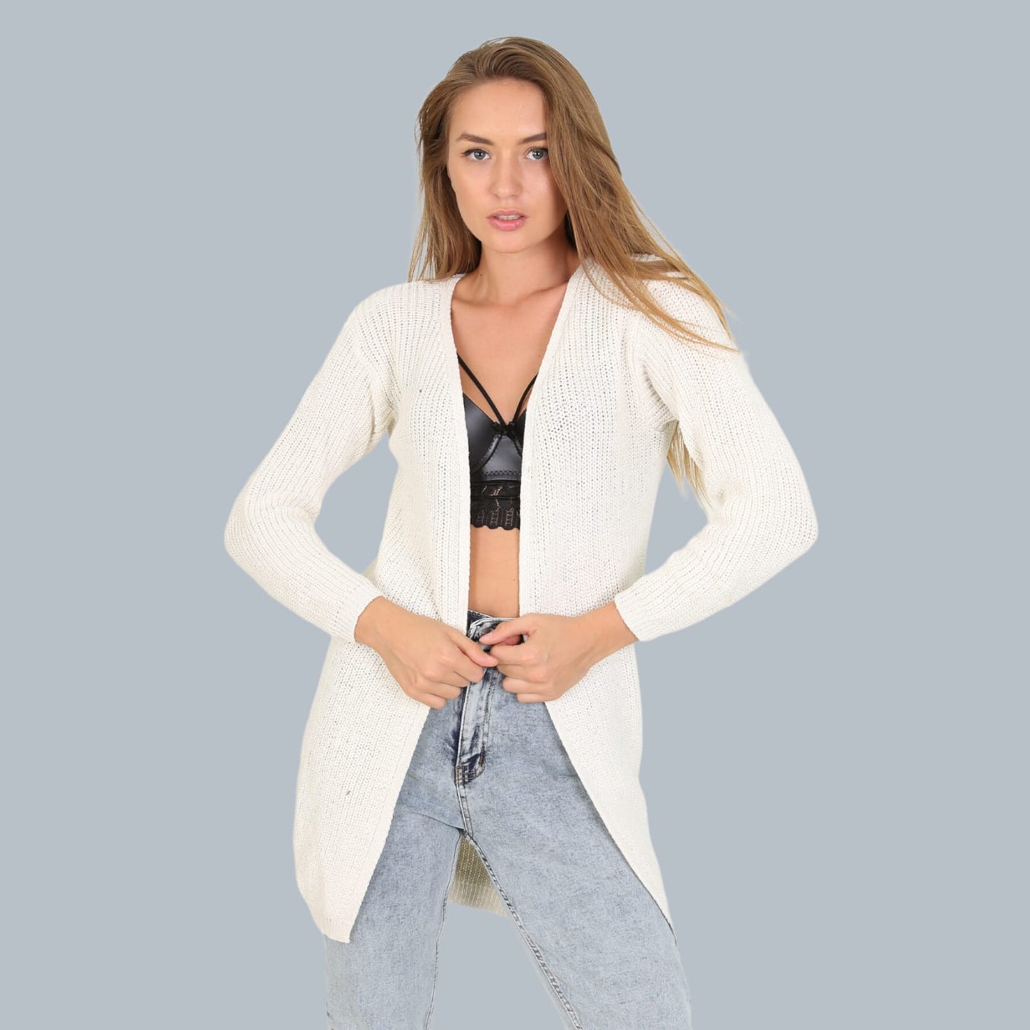 Xhaket (Blaser)Xhaketë e Trikotuar Lonca #LoncaKjo xhaketë e trikotuar vjen e hapur dhe pa mbyllje përpara. E përshtatëshme per të gjitha masat e trupit dhe me ngjyrë të bardhë. 