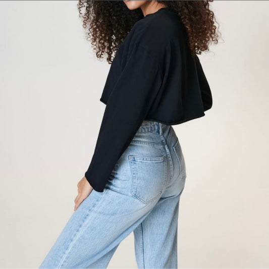 crop topCrop Top Oversize Sinsay #SinsayCrop Top Oversize Sinsay super modern. Me jakë të rrumbullakët, mëngë të gjata dhe në pjesën e fundit të tegelit vjen e papërpunuara për të transmetuar sportivitet. 