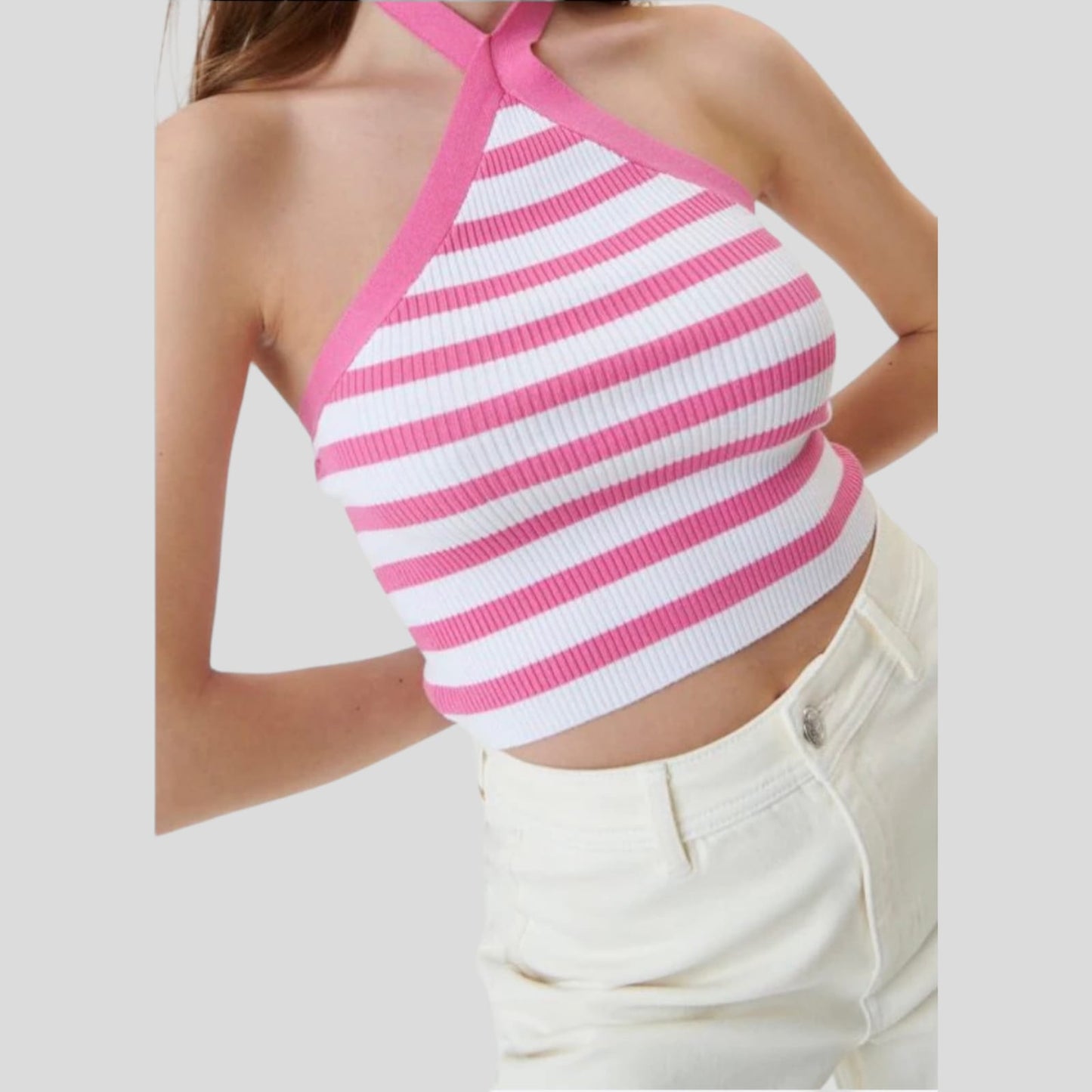 crop topCrop Top SinsaySinsayCrop Top Sinsay vjen me një model vërtet të veçant. I shkurtër me lidhje sipër, desing me vijëzime dhe supe të hapura. Komod falë materialit me cilësi te lartë. 