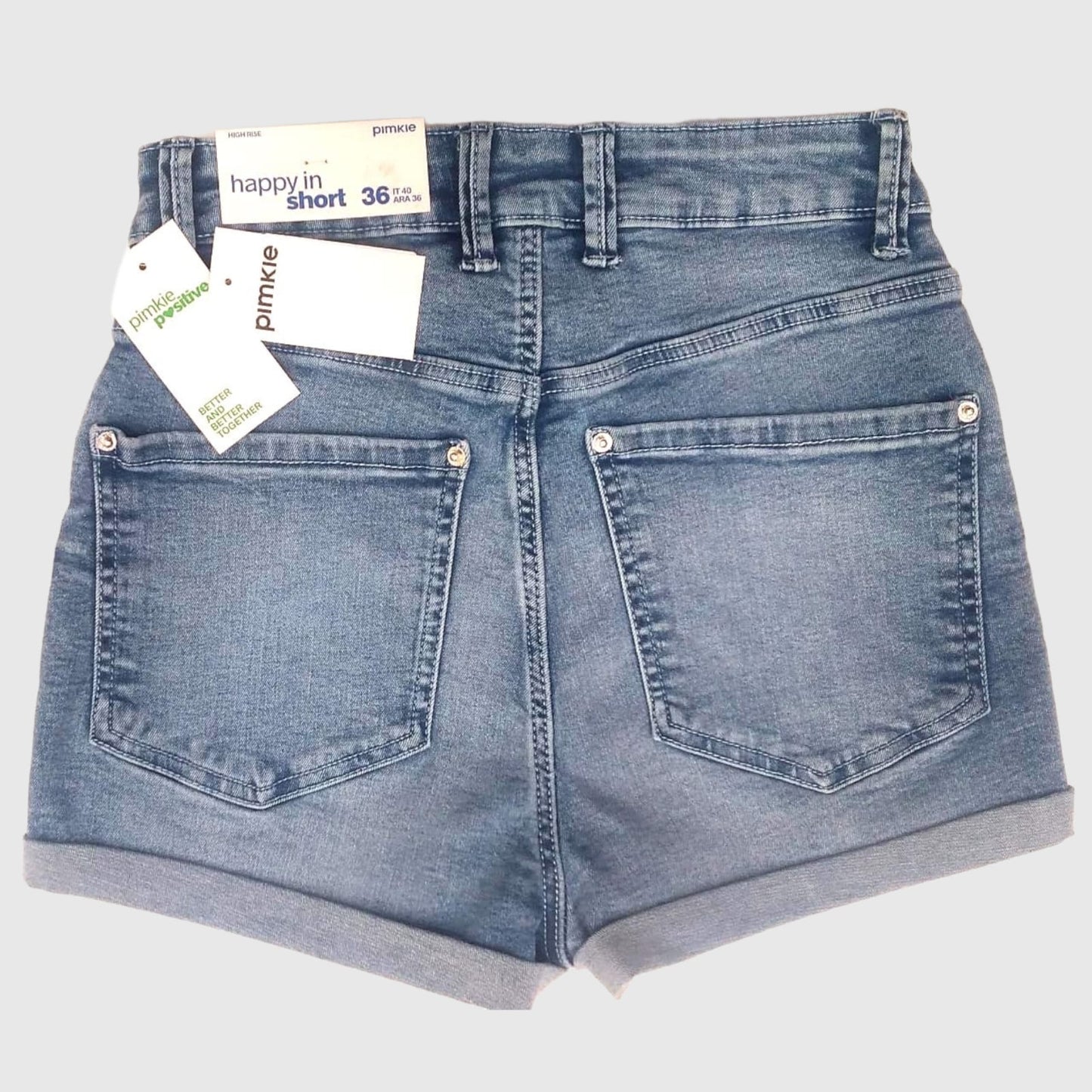 Jeans ShortsJeans Short Pimkie DENIMPimkie DENIMJeans të shkurta Pimkie DENIM vijnë me një model vërtet të veçant. Të shkurtra jeans, me përthyerje posht dhe bel të gjatë. Komod falë materialit me cilësi te lartë.