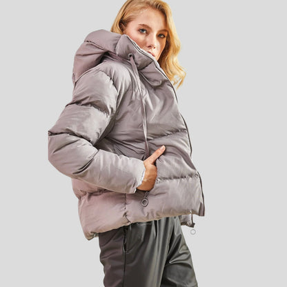 XhupXhup Puffer Bianco Lucci #Bianco LucciXhup Puffer Bianco Lucci vjen me një model vërtet të veçant. Me zinxhir në mbyllje dhe kapuç të gjerë. Dy xhepa të fshehur anash dhe gjatësi mbi vithet. Komod falë m