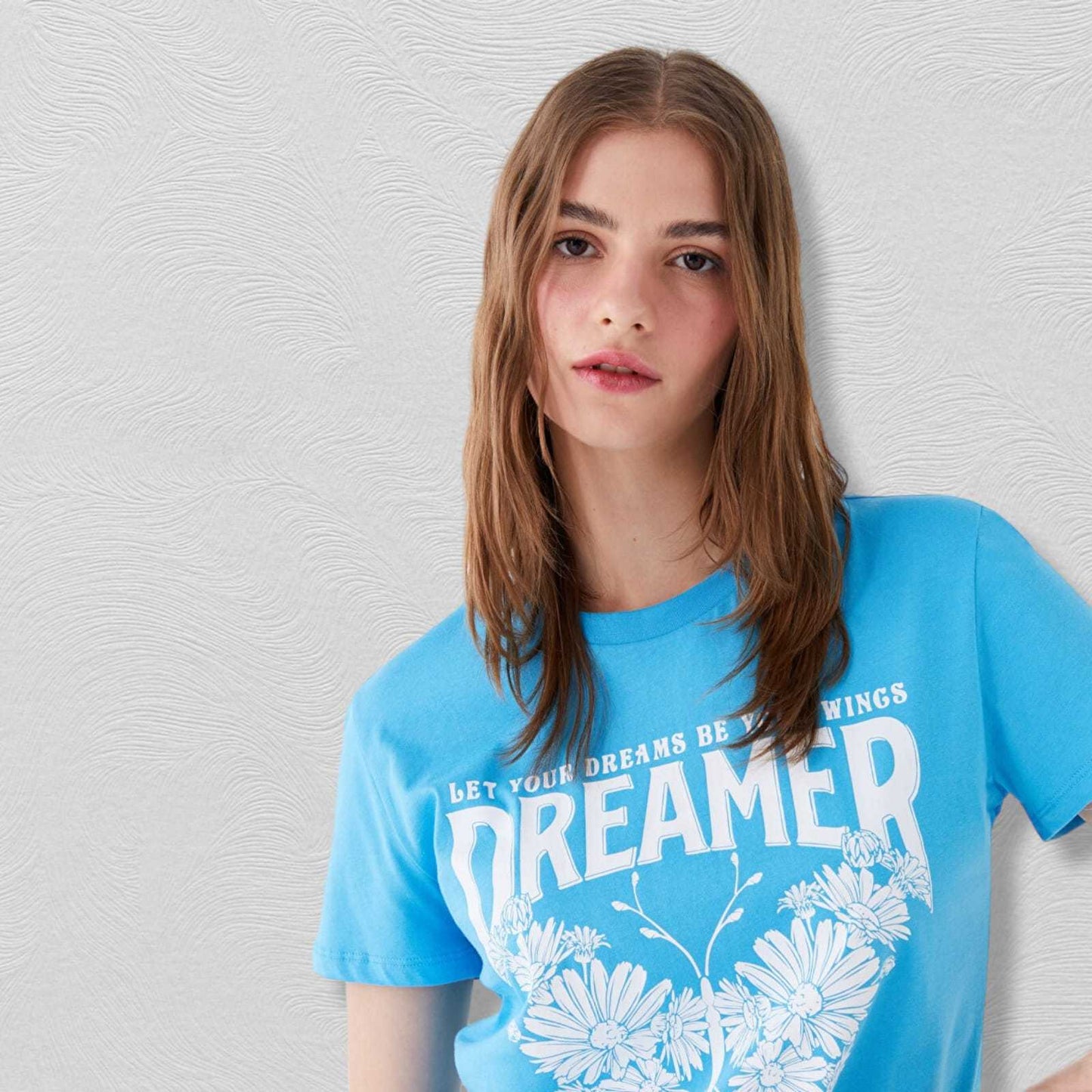 T-shirtT-Shirt XSIDEXSIDET-Shirt XSIDE vjen me një model vërtet të veçant. Qafë të rrumbullakët, krahë të shkurtër me print shkrim "Dreamer". Komod falë materialit me cilësi te lartë.