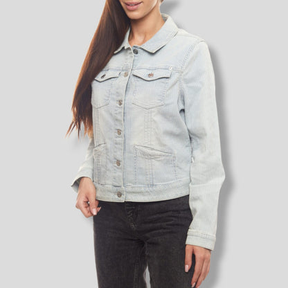 Xhaket (Blaser)Xhaketë Jeans S´Oliver #S'OliverXhaketë Jeans S´Oliver vjen me një model vërtet të veçant. Jakë e palosu, kopsa përpara dhe dy xhepa në kraharor. Komod falë materialit me cilësi te lartë.