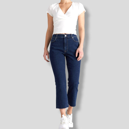 PantallonaJeans Cropped Blind DateBlind DateJeans Cropped Blind Date vijnë me një model vërtet të veçant. Me bel te gjate, me dy xhepa perpara dhe dy xhepa mbrapa. Gjatesia deri te kavilia. Komod falë material