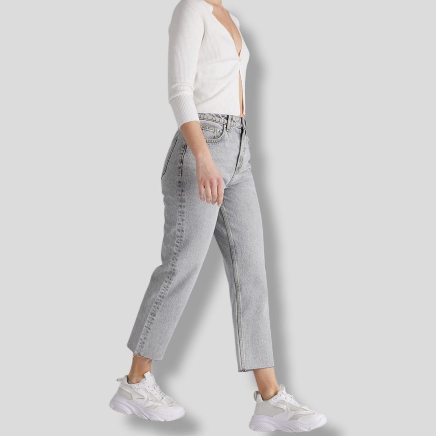 PantallonaJeans Cropped Blind DateBlind DateJeans Cropped Blind Date vijnë me një model vërtet të veçant. Me bel te gjate, me dy xhepa perpara dhe dy xhepa mbrapa. Gjatesia deri te kavilia. Komod falë material