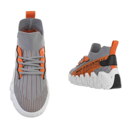 AtleteSneaker-HighHigh-SneakerSneaker-High vijnë me një model vërtet të veçant. Me qafë të lartë dhe gome të trashë. Komode falë materialit me cilësi te lartë.