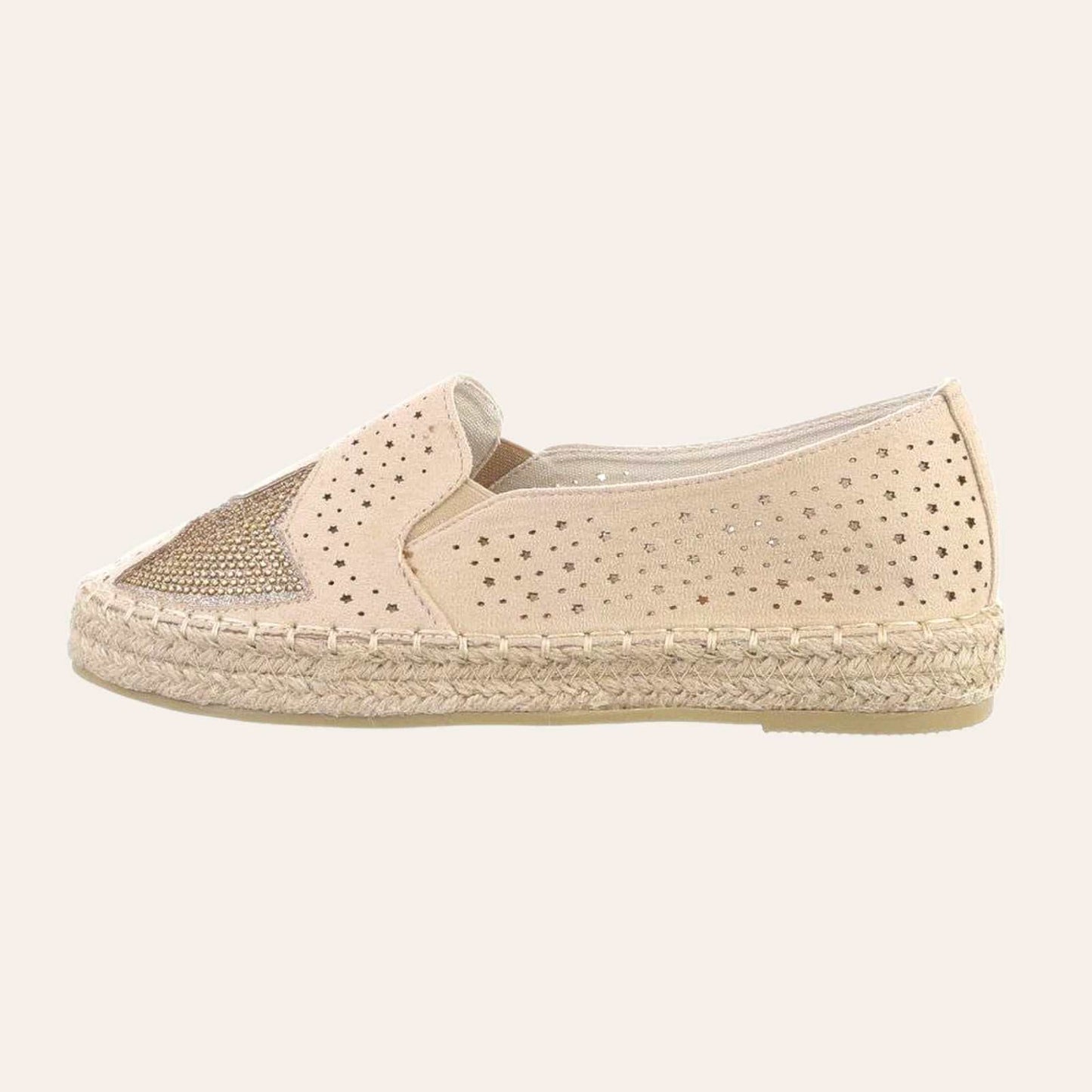 KepuceKëpucë Lisa-WLisa-WKëpucë Lisa-W vijnë me një model vërtet të veçant. Të sheshta me yll qe shkelqen anash, material i bute dhe me vrima. Komode falë materialit me cilësi te lartë.