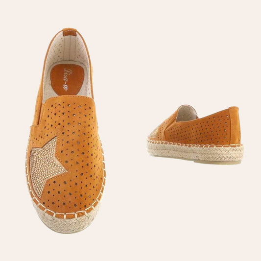KepuceKëpucë Lisa-WLisa-WKëpucë Lisa-W vijnë me një model vërtet të veçant. Të sheshta me yll qe shkelqen anash, material i bute dhe me vrima. Komode falë materialit me cilësi te lartë.
