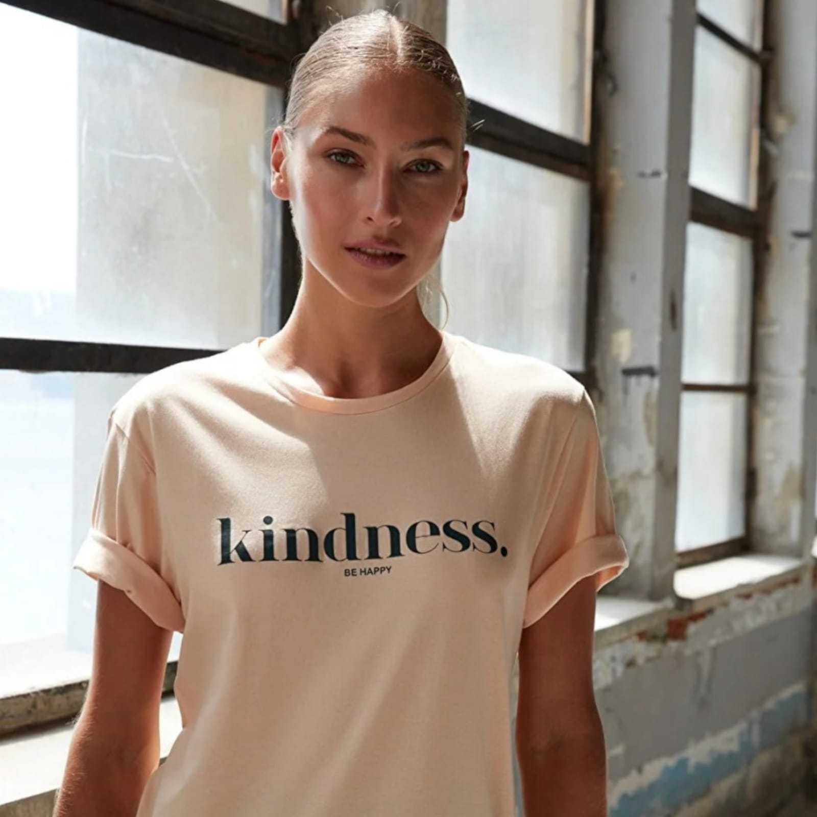 T-shirtT-Shirt TrendyolTrendyolT-Shirt Trendyol vjen me një model vërtet të veçant. Model i thjeshtë, jakë e rrumbullakët dhe stampim "Kindness". Komod falë materialit me cilësi te lartë.