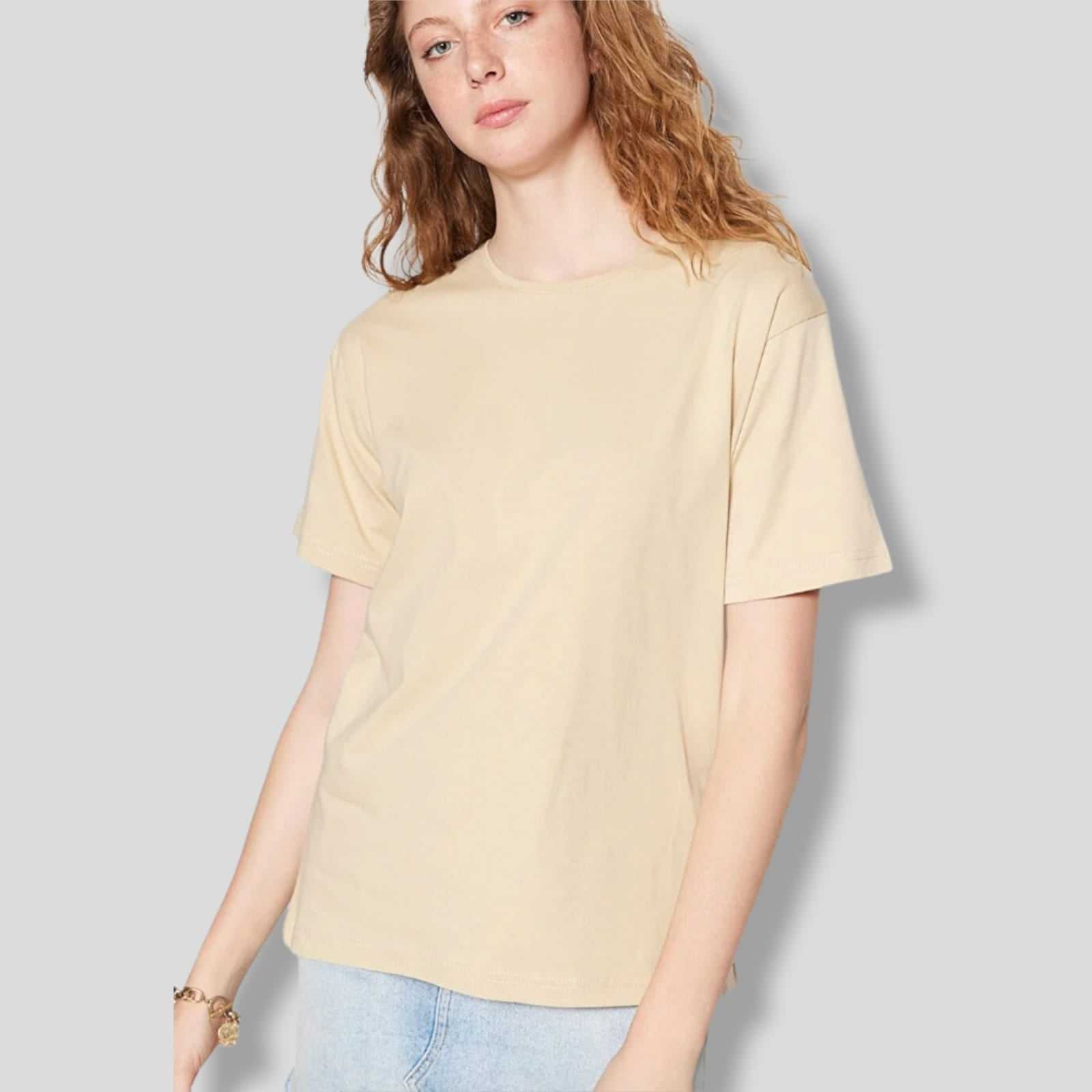T-shirtT-Shirt TrendyolTrendyolT-Shirt Trendyol vjen me një model vërtet të veçant. Një ngjyrëshe (bezhë) dhe me prerje të thjeshtë. Komod falë materialit me cilësi te lartë.