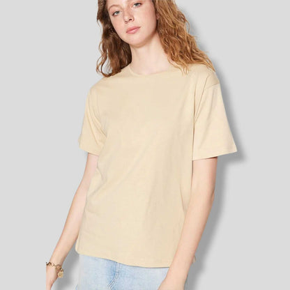 T-shirtT-Shirt TrendyolTrendyolT-Shirt Trendyol vjen me një model vërtet të veçant. Një ngjyrëshe (bezhë) dhe me prerje të thjeshtë. Komod falë materialit me cilësi te lartë.