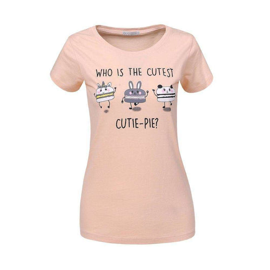 T-shirtT-Shirt Glo StoryGlo StoryT-Shirt Glo Story vjen me një model vërtet të veçant. Një ngjyrëshe (e bardhë dhe kajsie) dhe me shkrim "Who is the cutest" te stampuar. Komod falë materialit me cil