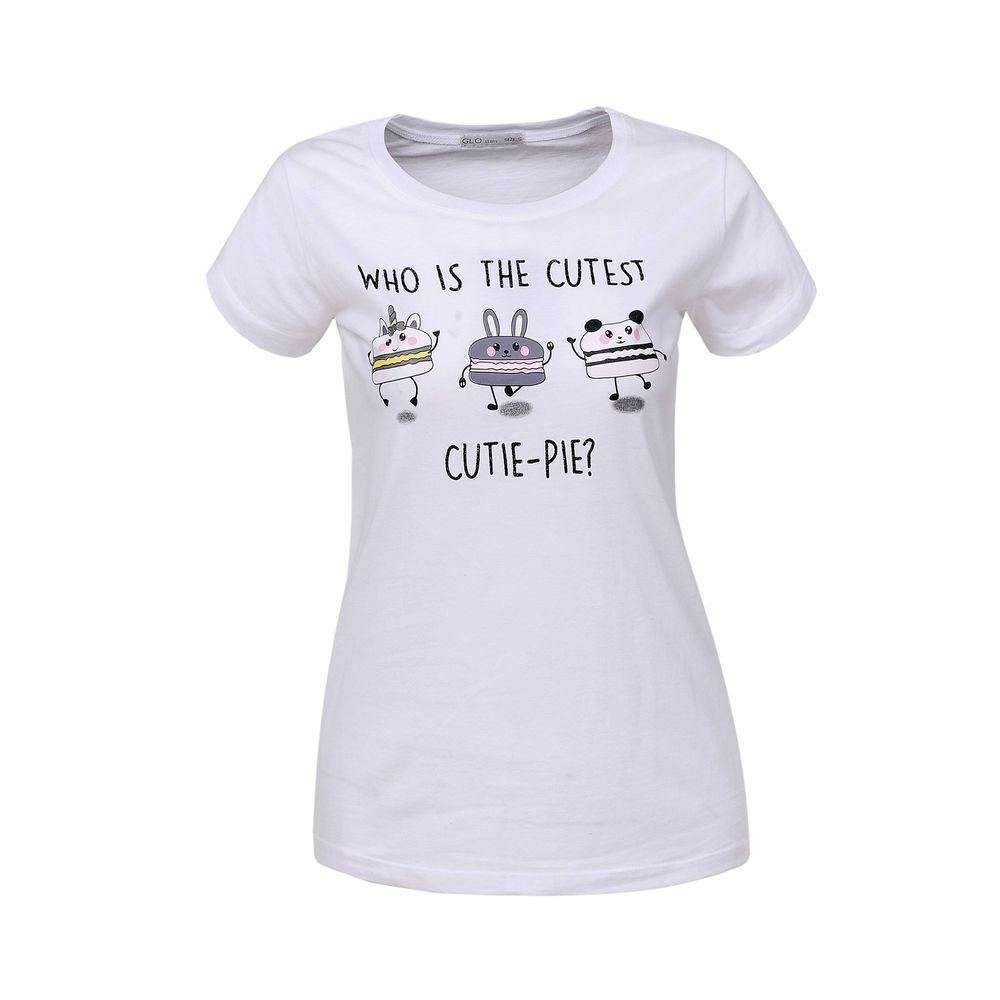 T-shirtT-Shirt Glo StoryGlo StoryT-Shirt Glo Story vjen me një model vërtet të veçant. Një ngjyrëshe (e bardhë dhe kajsie) dhe me shkrim "Who is the cutest" te stampuar. Komod falë materialit me cil